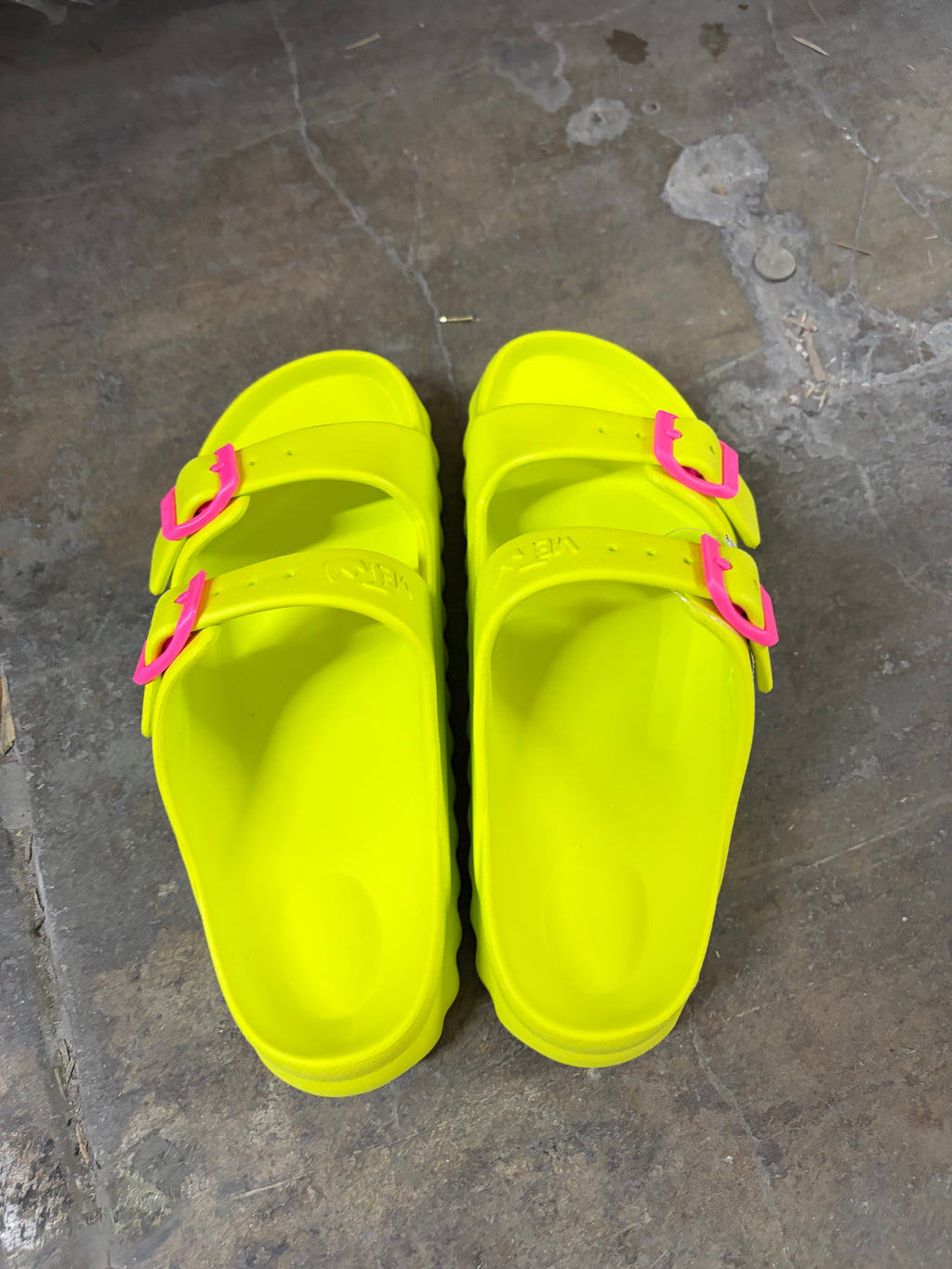 FLASH SALE – 30,000 Pairs of Slippers | Wholesale by Gaylord