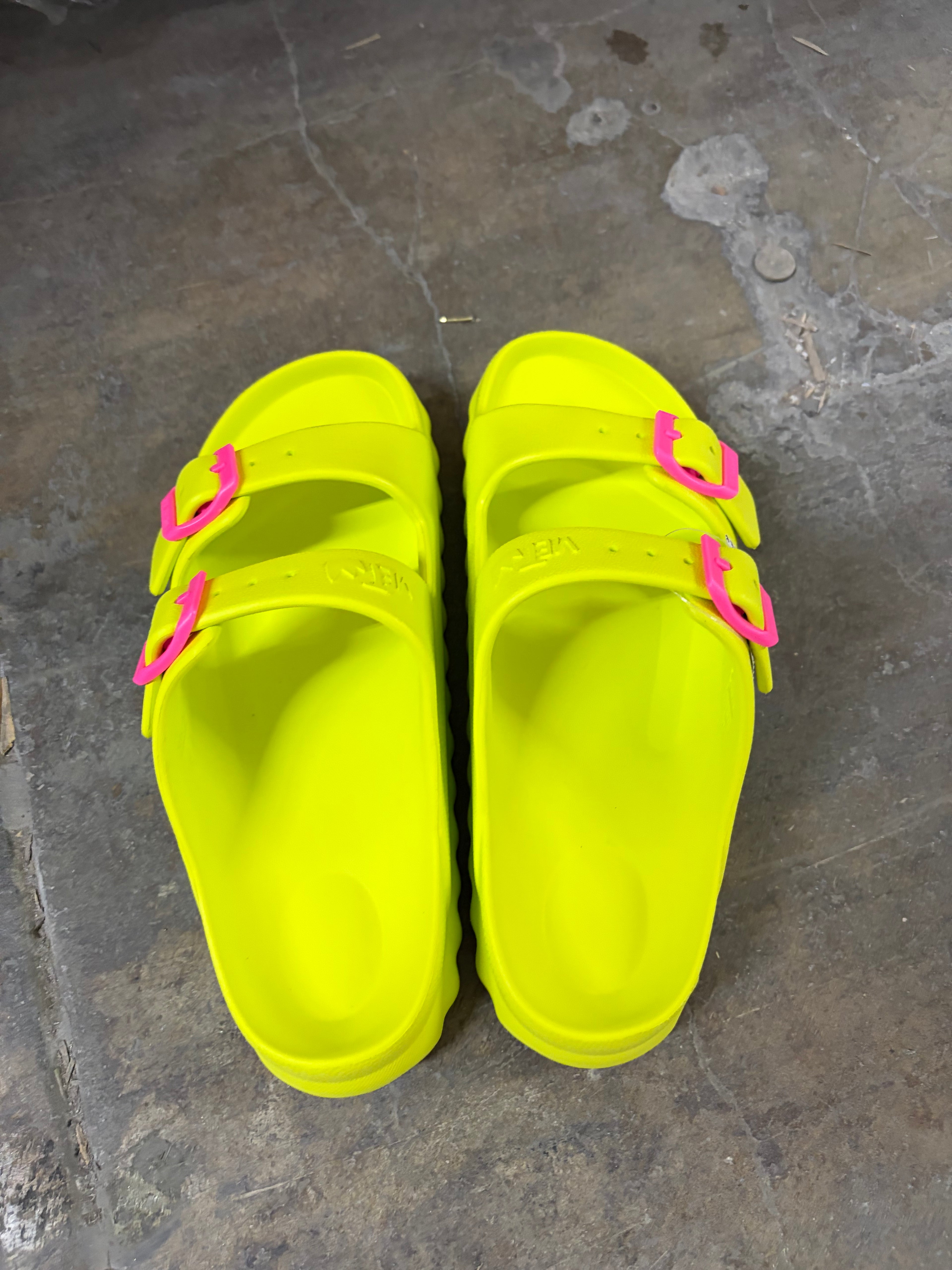 FLASH SALE – 30,000 Pairs of Slippers | Wholesale by Gaylord