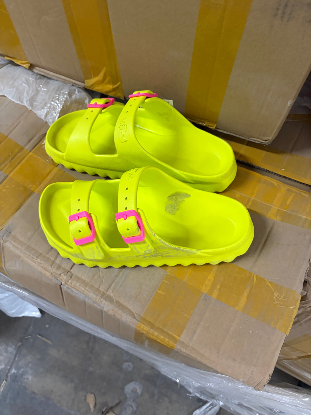 FLASH SALE – 30,000 Pairs of Slippers | Wholesale by Gaylord