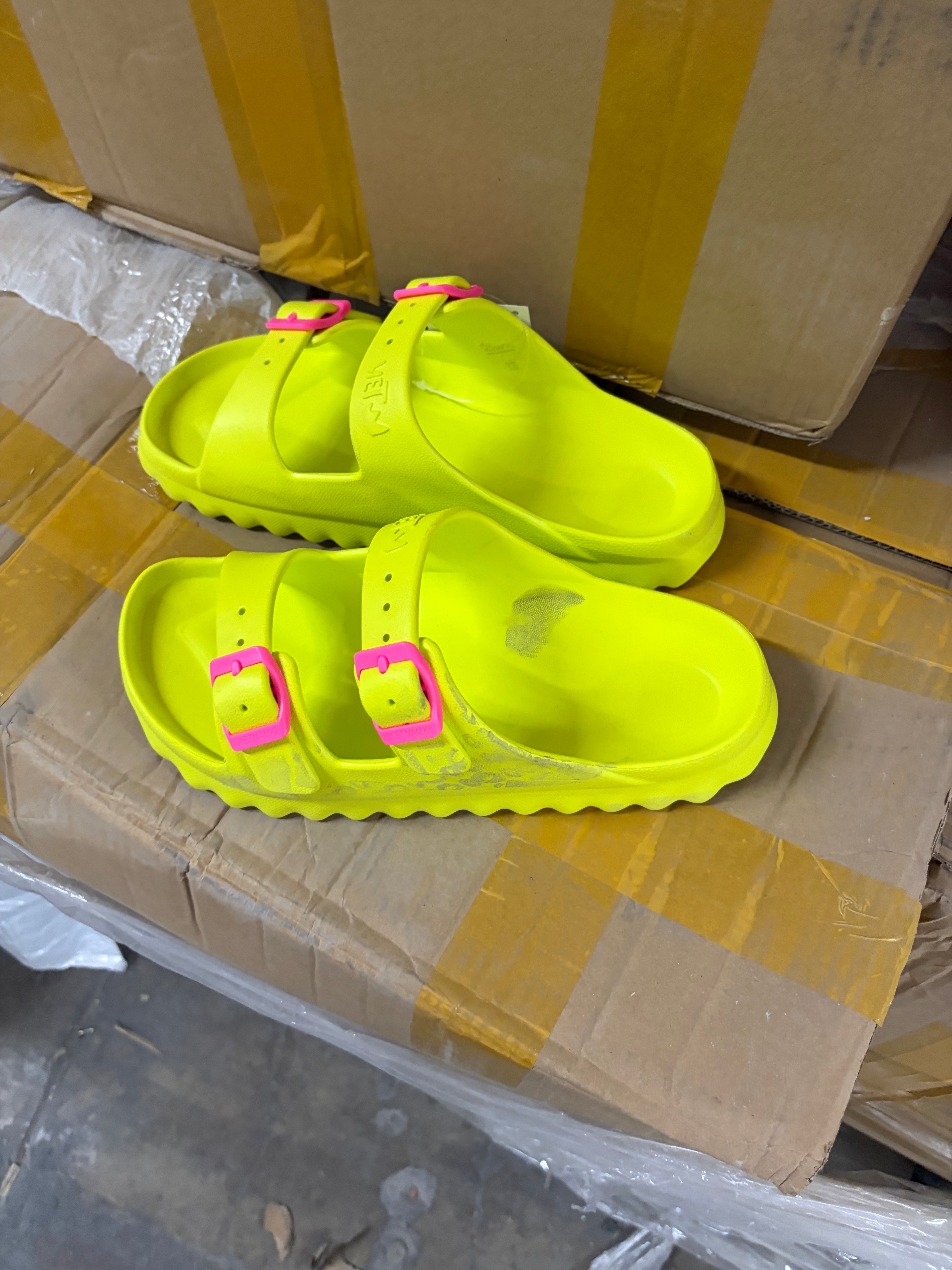 FLASH SALE – 30,000 Pairs of Slippers | Wholesale by Gaylord